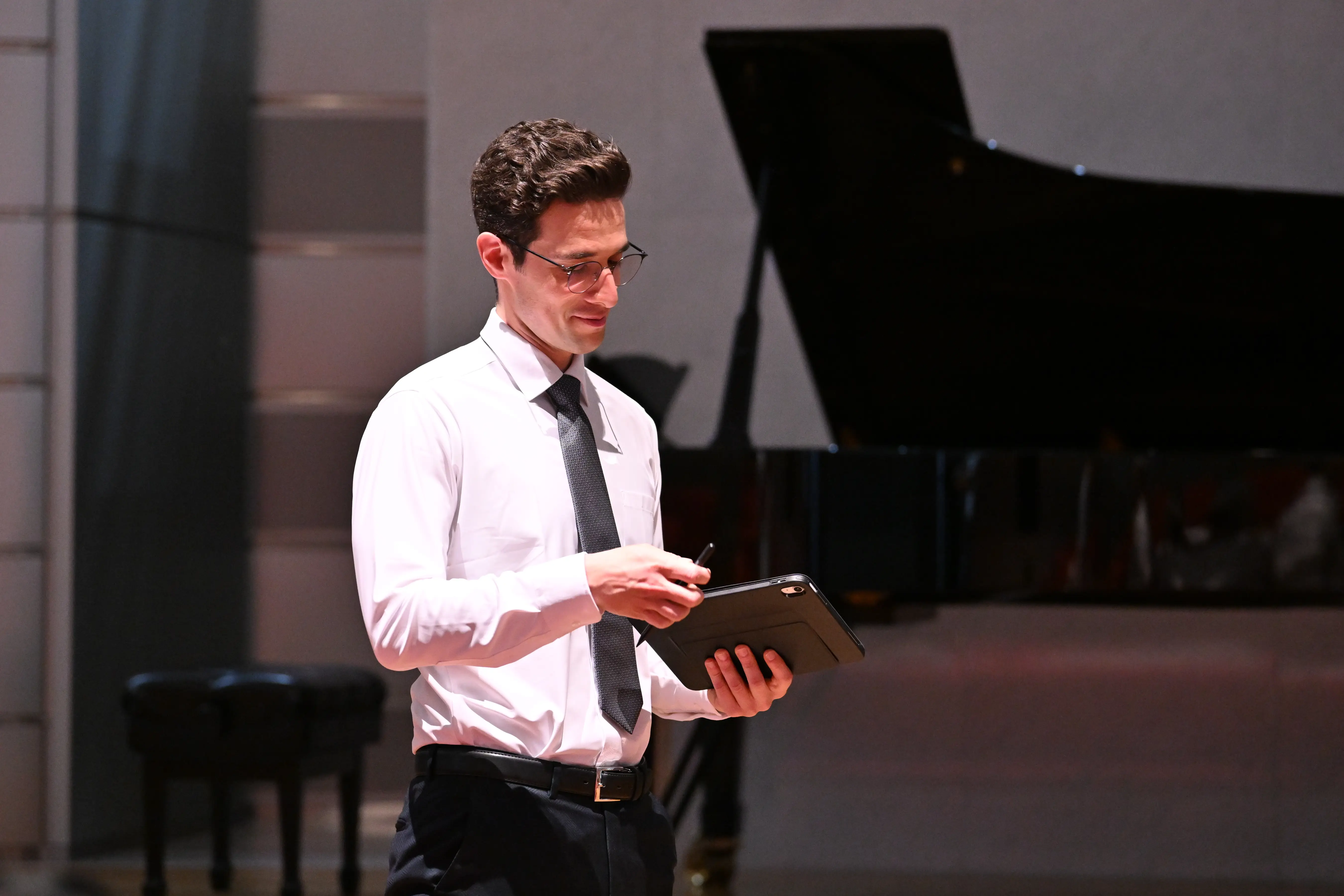 Gabriel Toaldo preparing backstage