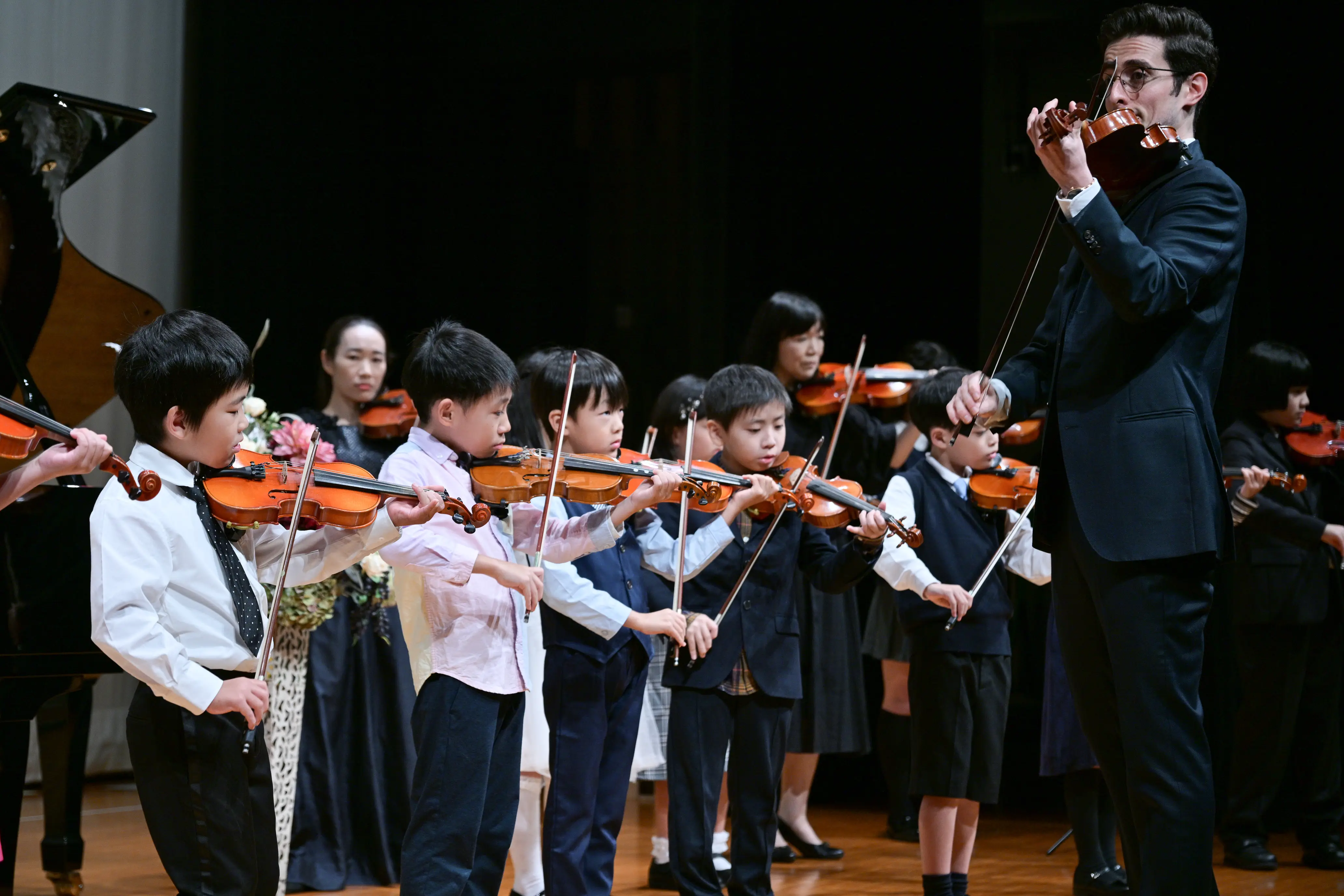 Gabriel Toaldo with students