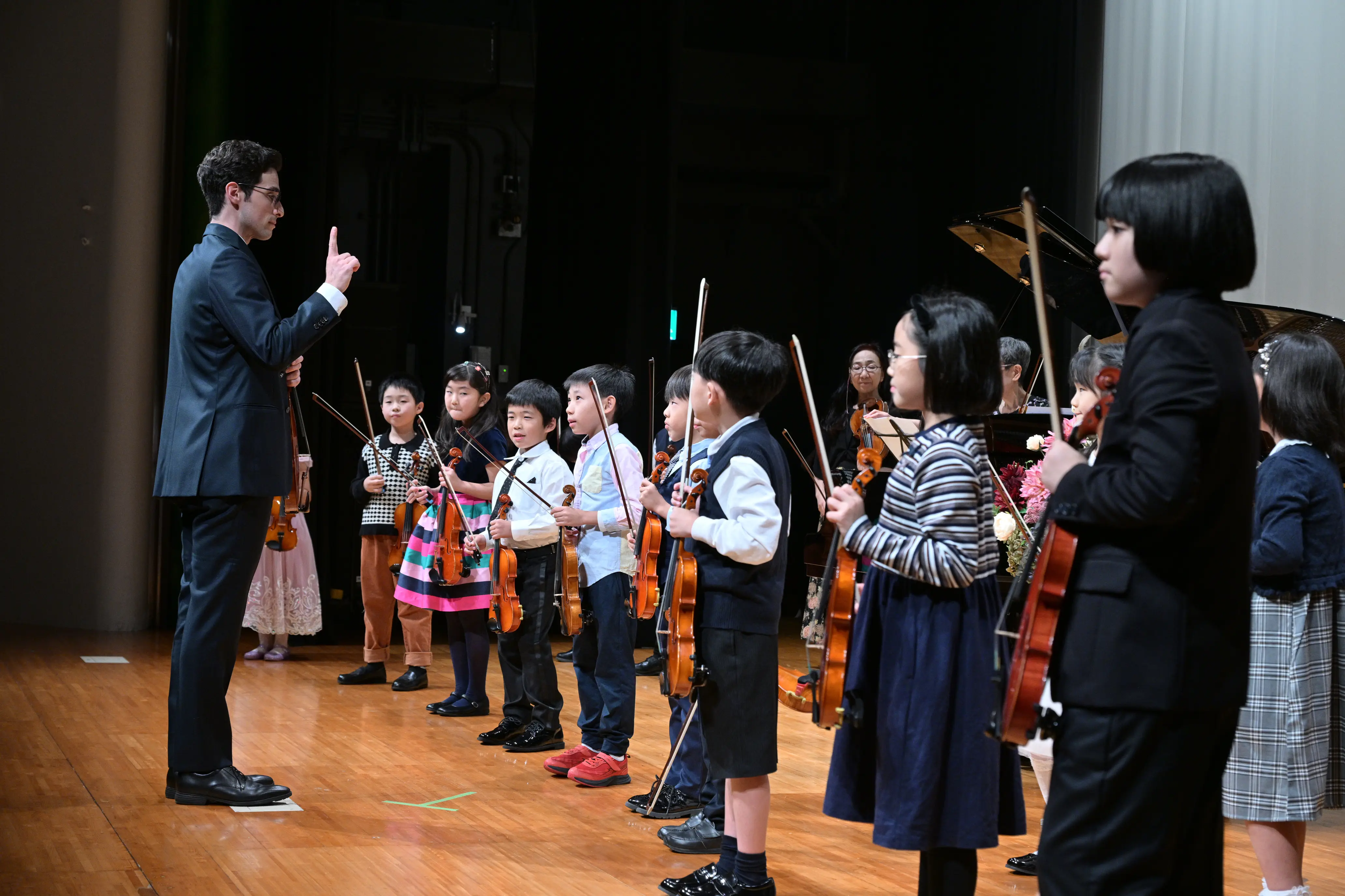 Gabriel Toaldo directing students