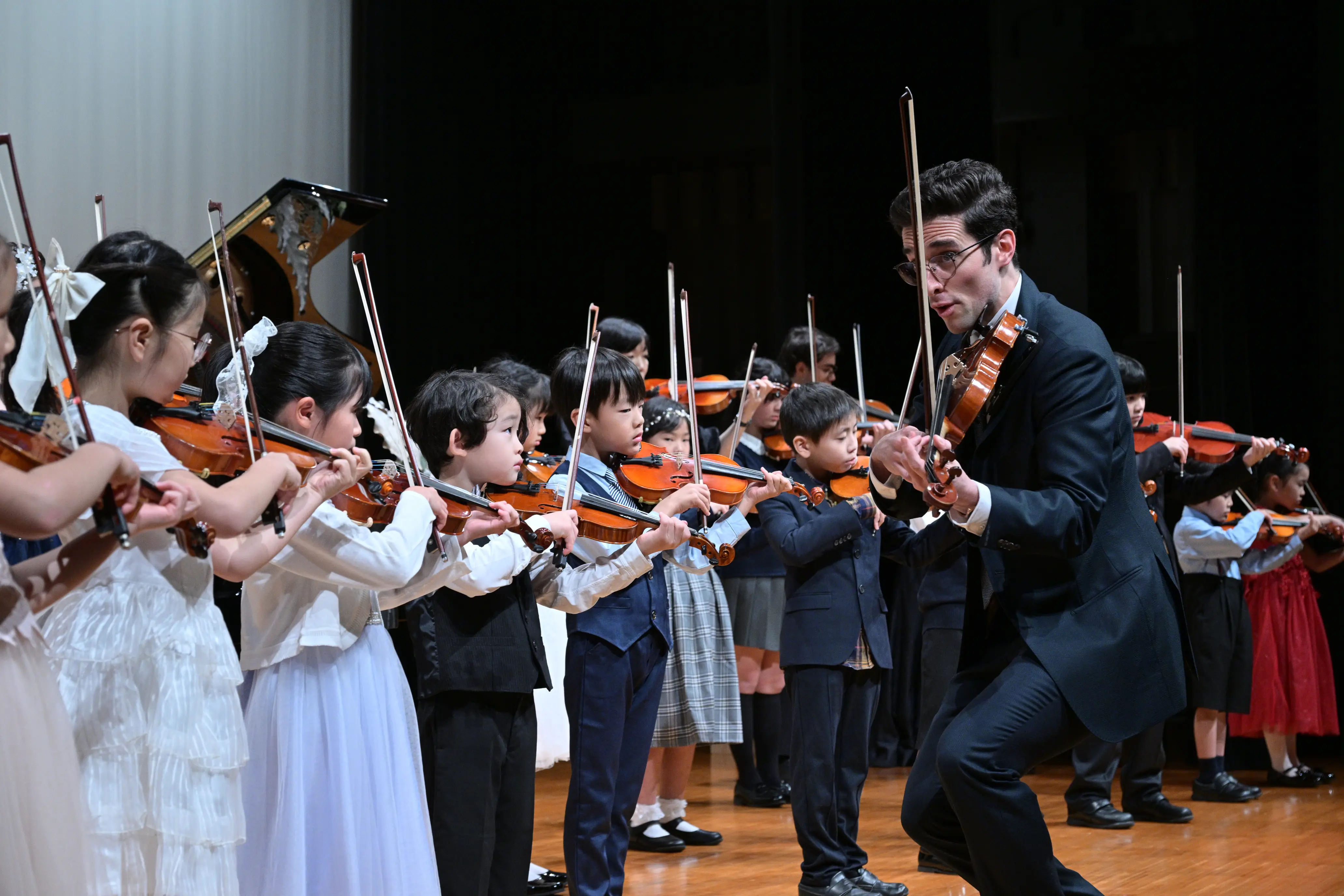 Gabriel Toaldo leading students on stage