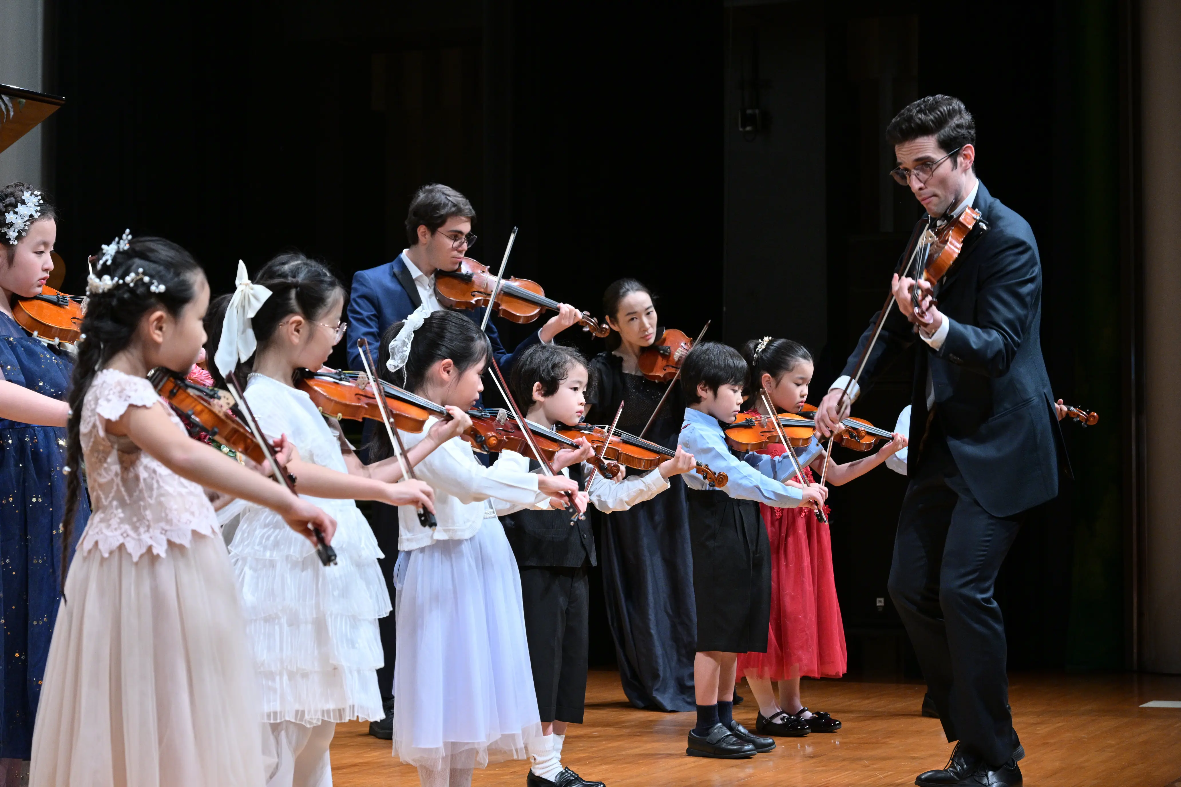 Gabriel Toaldo with students